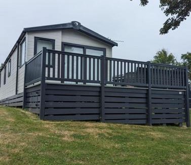 New Forest District Resort | BEAUTIFUL LODGE on SHOREFIELD Country Park on edge of New Forest ENTERTAINMENT AND LEISURE PASSES INCLUDED