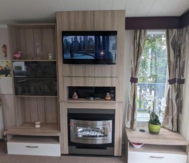 New Forest District Resort | BEAUTIFUL LODGE on SHOREFIELD Country Park on edge of New Forest ENTERTAINMENT AND LEISURE PASSES INCLUDED