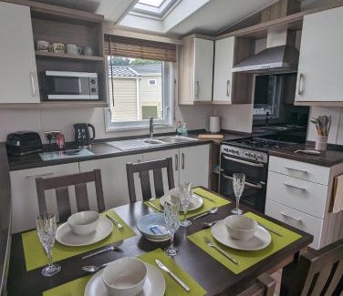 New Forest District Resort | BEAUTIFUL LODGE on SHOREFIELD Country Park on edge of New Forest ENTERTAINMENT AND LEISURE PASSES INCLUDED