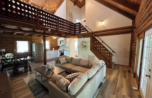 Black Mountain Cabin | Beautiful log cabin with awesome game roomn