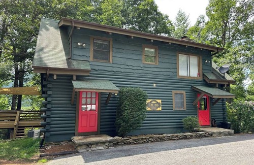 Black Mountain Cabin | Beautiful log cabin with awesome game roomn