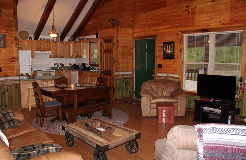 Jamestown Cabin | Beautiful Log Cabin 4 Horse Stalls and 2 Corrals, Big South Fork National Park.