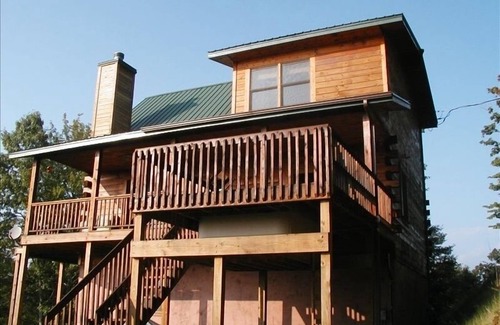 Bryson City Cabin | Beautiful Log Cabin on 20 private acres-Wifi -Hot Tub-Awesome Views