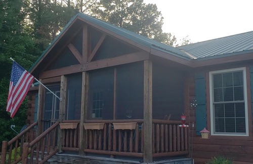 Hartsville Cabin | Beautiful Log Cabin on a quiet picturesque farm.