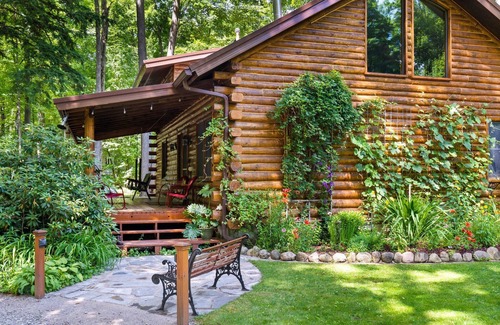 Interlochen House | Beautiful Log Cabin | Wooded | Lake Access | Interlochen Arts Academy