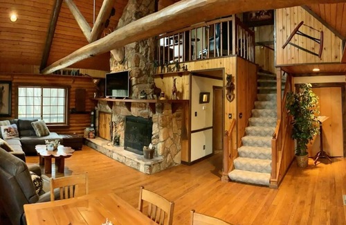 The Galena Territory Cabin | Beautiful Log Cabin with Fireplace, Fire Pit, Hot Tub & Wifi