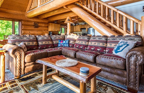 Bark River Cabin | Beautiful Log Home on Lake Michigan - Only 15 minutes from Escanaba