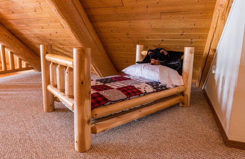 Bark River Cabin | Beautiful Log Home on Lake Michigan - Only 15 minutes from Escanaba