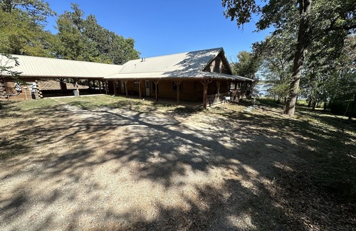 Cotton Gin Cabin | Beautiful Log Home on Lake Limestone. With a full house Back-up Generator.