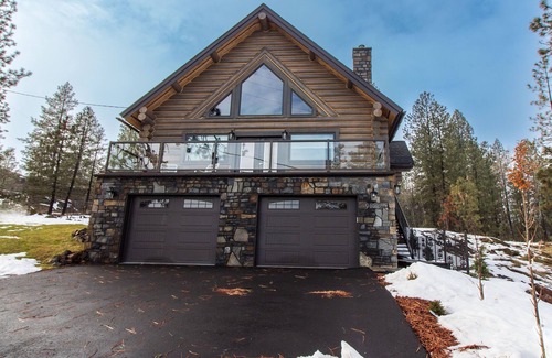 Medical Lake House | beautiful log home that is located on silver lake.