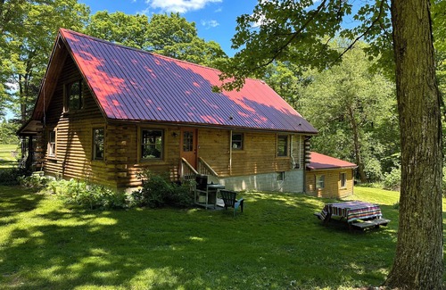 Prattsburgh Cabin | Beautiful Log Home - NY Finger Lakes- Wineries, Hiking, Breweries, Distilleries