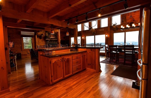 Clarksville House | Beautiful Log Home w/Mountain and Lake Views & Hot Tub-Sleeps 8
