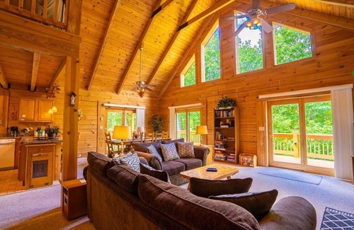 Berkeley Springs House | Beautiful Log Chalet/Cabin with Hot Tub