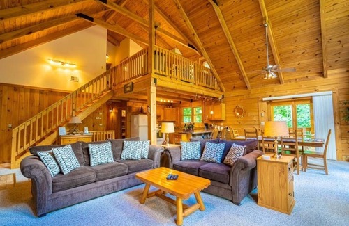 Berkeley Springs House | Beautiful Log Chalet/Cabin with Hot Tub