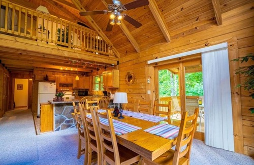 Berkeley Springs House | Beautiful Log Chalet/Cabin with Hot Tub