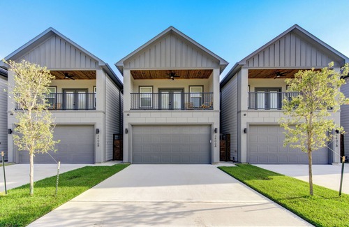 North Houston House | Beautiful Luxury Villa near downtown and IAH