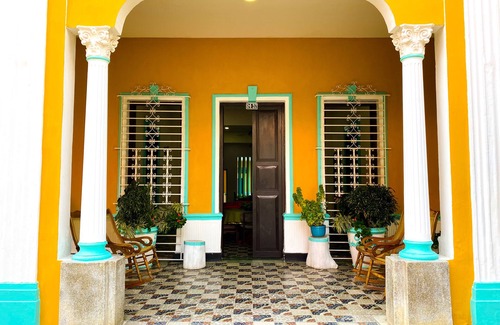 Manga House | Beautiful Mansion walk to Walled City steps from Bay and Marina