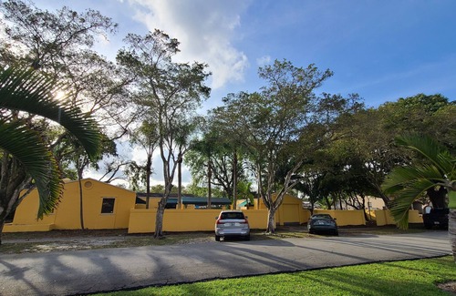Miami Springs Villa | Beautiful Miami GUEST HOUSE close to the airport and golf course.