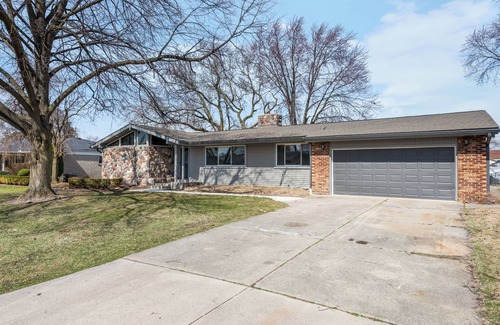 Clinton Township House | Beautiful Mid-Century 5-bedroom ranch with AC, WiFi in pleasant Clinton Township