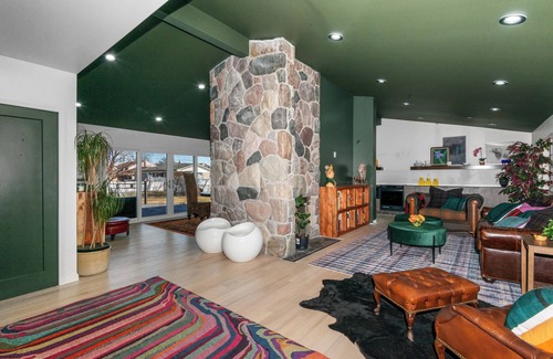 Clinton Township House | Beautiful Mid-Century 5-bedroom ranch with AC, WiFi in pleasant Clinton Township