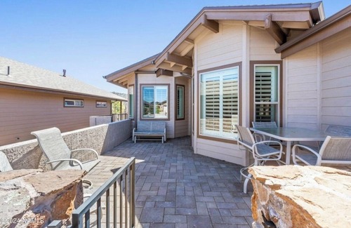 Williams House | Beautiful Model home 2 minutes to town, golf and hiking. Perfect for families!