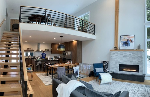 Hyak House | Beautiful Modern Mountain Home with mountain views.