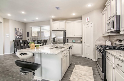 Central Southwest House | Beautiful Modern Entire Home 10 miles to Downtown!