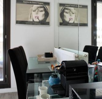 Levallois-Perret Apartment | Beautiful modern fully furnished studio