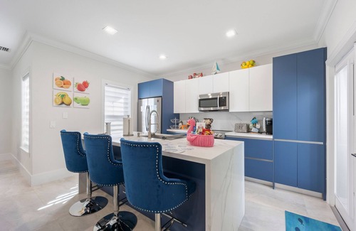 Marathon House | ★Beautiful Modern gated Vacation Oasis★ Private pool & patio close to activities