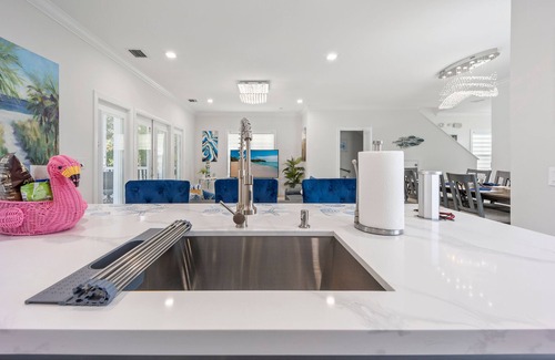 Marathon House | ★Beautiful Modern gated Vacation Oasis★ Private pool & patio close to activities