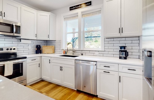 Cascade House | Beautiful modern home, close to lake access with AC, washer/dryer, & fireplace