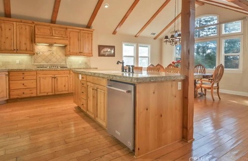 Blue Jay Ski Chalet | Beautiful mountain chalet! Close to Arrowhead village and the lake.