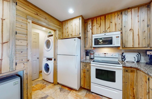 Alpine Village Cabin | Beautiful mountain-view cabin with covered deck, grill, fireplace & washer/dryer