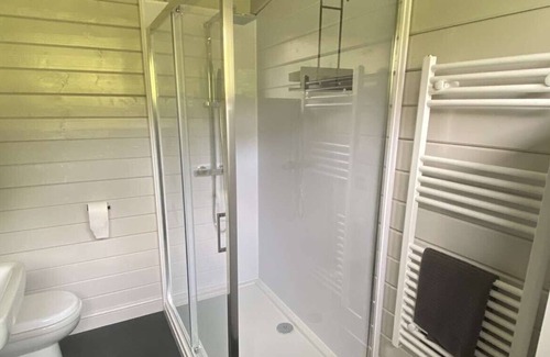 Ferndown Cabin | Beautiful new and modern cabin in a super location.
