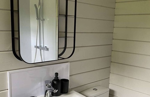 Ferndown Cabin | Beautiful new and modern cabin in a super location.