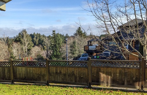 Victoria House | Beautiful one bedroom suite close to biking trail and 5 mins drive to a lake.