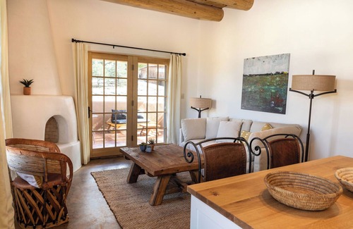 Taos House | Beautiful One Bedroom Casita with View of Taos Mountain