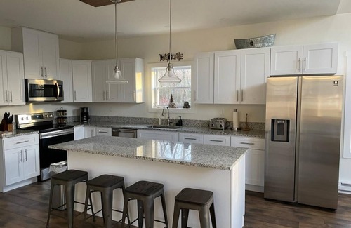 Jim Thorpe Ski Chalet | Beautiful Open Layout w/Hot Tub, Huge Game Room, EV Charger, and Pet Friendly.