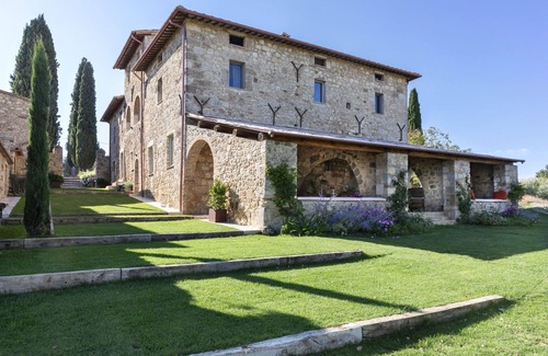 Sarteano Villa | Beautiful private villa with private pool, hot tub, WIFI, A/C, TV and patio, close to Montepulci.