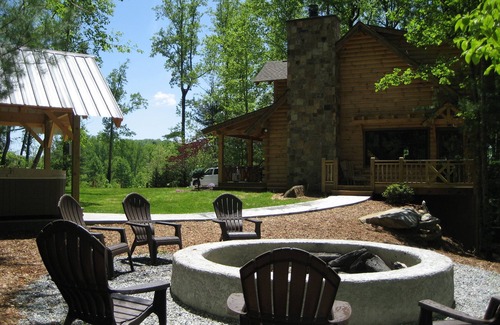 Hendersonville Cabin | BEAUTIFUL & PEACEFUL LOG CABIN FIREPLACE, FIRE-PIT & HOT TUB