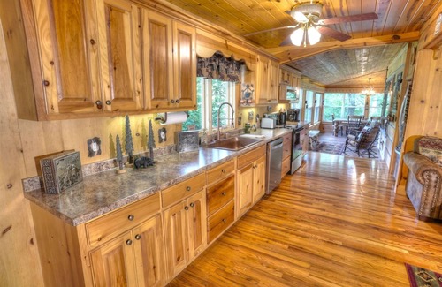 Helen House | BEAUTIFUL PREMIER CABIN! 2 bedroom NEWLY RENOVATED CABIN WITH HOT TUB!