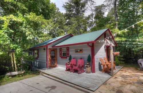 Helen House | BEAUTIFUL PREMIER CABIN! 2 bedroom NEWLY RENOVATED CABIN WITH HOT TUB!