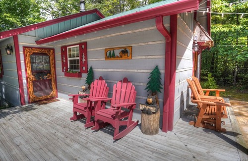 Helen House | BEAUTIFUL PREMIER CABIN! 2 bedroom NEWLY RENOVATED CABIN WITH HOT TUB!