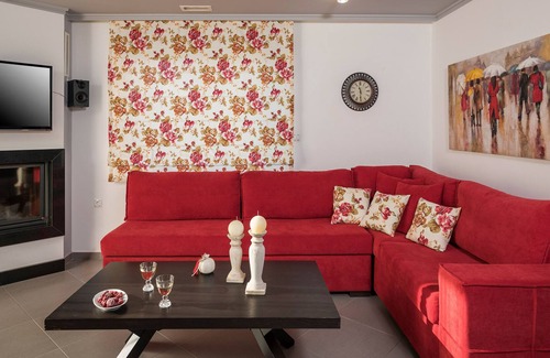 Galatas House | Beautiful Private Pool Villa with Gym, Parking and BBQ