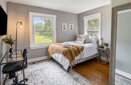 Vine House | Beautiful Private Rm in Vine neighborhood, Cozy Bed
