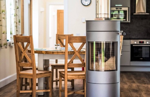 Corrimony House | Beautiful private villa for 6 guests with WIFI, TV, terrace and pets allowed