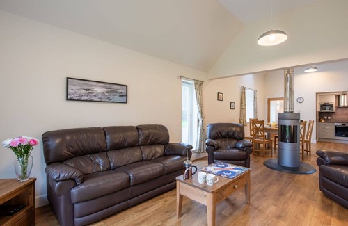 Corrimony House | Beautiful private villa for 6 guests with WIFI, TV, terrace and pets allowed