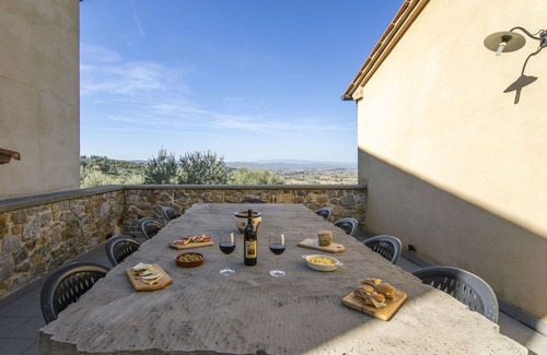 Lucignano House | Beautiful private villa for 26 people with hot tub, WIFI, A/C, private pool, TV and terrace