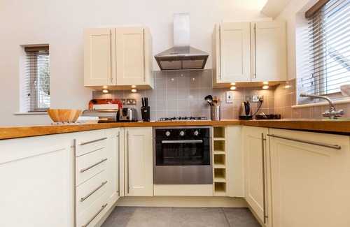 Carnon Downs House | Beautiful private villa for 4 guests with pool, WIFI, TV, patio and pets allowed