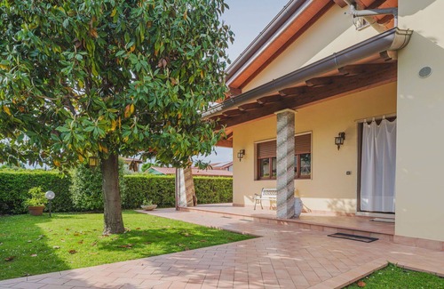 Marina di Massa House | Beautiful private villa for 4 people with A/C, WIFI, TV and terrace
